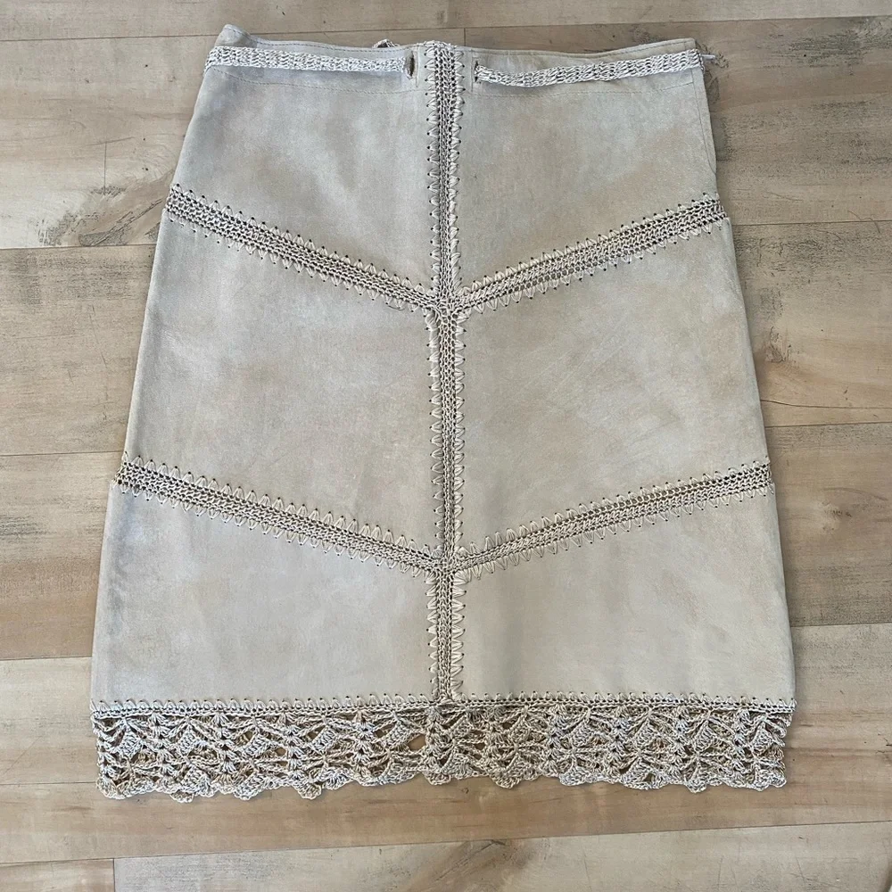 Tan suede a line skirt with crochet hem and belt size 4. Vintage Arden B. - Picture 1 of 6